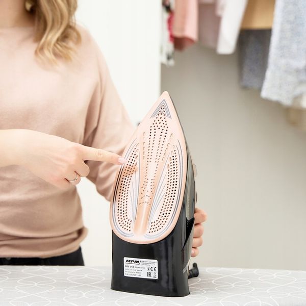 Żelazko parowe ze stopą ceramiczną 3000W czarne mocne MPM MZE-24/C zdjęcie 12