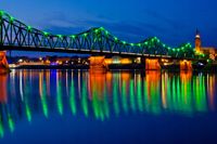 FOTOTAPETA MIASTO NOCĄ OŚWIETLONY MOST RZEKA