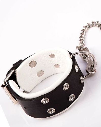 Kajdanki dla niej z białymi elementami - na nogi na Arena.pl