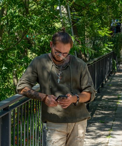Męska koszula muślinowa na lato w zielonym wojskowym kolorze na Arena.pl