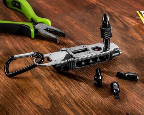 MĘSKI MULTINIEZBĘDNIK - WIELOZADANIOWY BRELOK Z NARZĘDZIAMI na Arena.pl