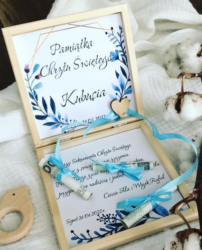 Drewniane pudełko na pieniądze na prezent chrzciny na Arena.pl