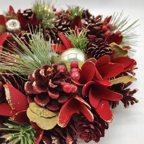 Ręcznie robiony wieniec 34 cm czerwono-złoty stroik świąteczny z szyszek na Arena.pl