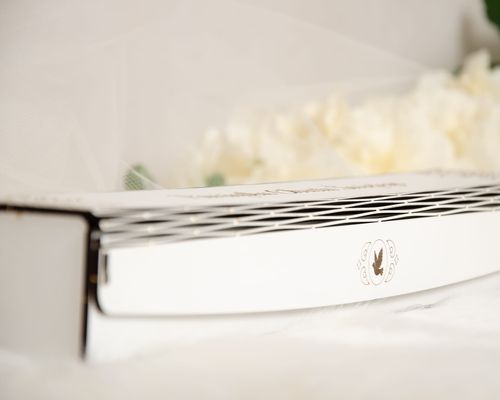 Białe pudełko na świecę do Chrztu Świętego z grawerem PCS-2 na Arena.pl