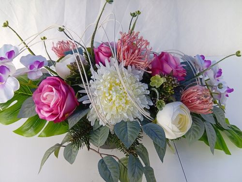 Dekoracja nagrobna z róż i storczyków – pastelowa kompozycja na Arena.pl