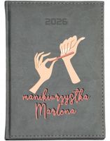 KALENDARZ A6 2026 TYGODNNIOWY z nadrukiem IMIENIEM DLA STYLISTKI PAZNOKCI