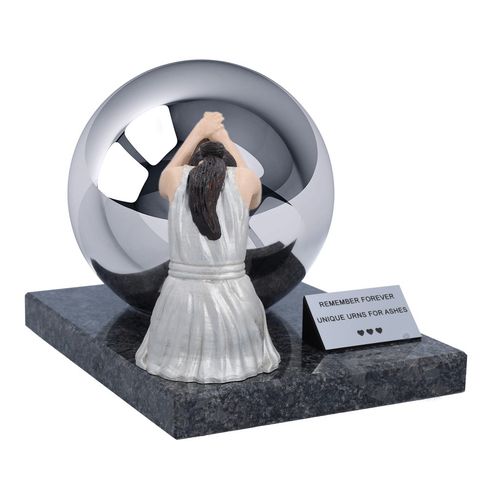 Urna „Smutek” z pogrążoną w żałobie kobietą – artystyczny hołd / Design 2 na Arena.pl