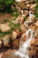 FOTOTAPETA NATURA SKAŁY STRUMYK NA WYMIAR 260x180