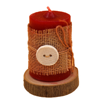 Świeca na drewnianej podstawce