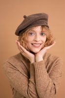 Beret damski wełniany Niebanalny - ciepły klasyczny z antenką Bordowy