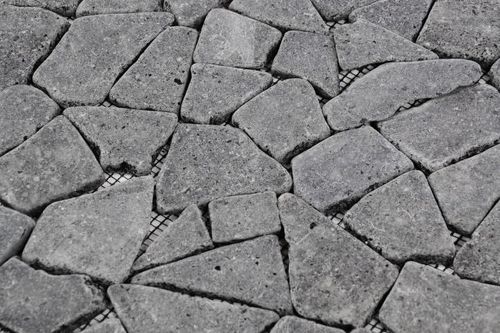 Mozaika kamienna z andezytu Garth na siatce ciemno szara 1 m2 na Arena.pl