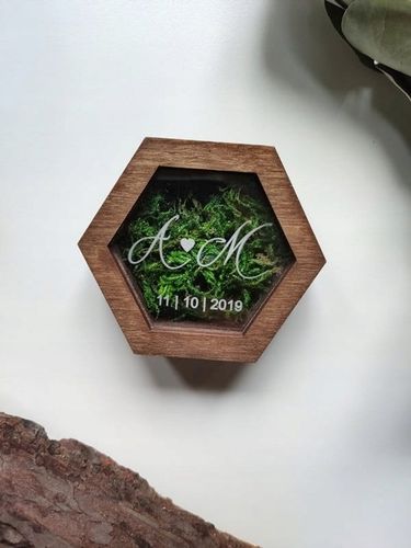 Pudełko, szkatułka na obrączki heksagon z inicjałami, grawerowane, na ślub na Arena.pl