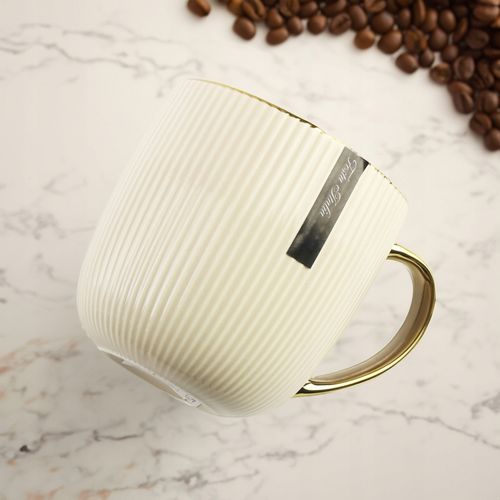 PORCELANOWY KUBEK NA KAWĘ HERBATĘ BEŻOWY ZDOBIONY ZE ZŁOTYM UCHEM 400ML na Arena.pl