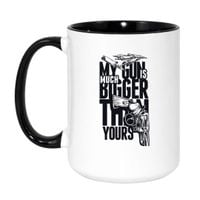 KUBEK "MY GUN IS BIGGER THAN YOURS" Wzór - Duży Biało-Czarny 450 ml