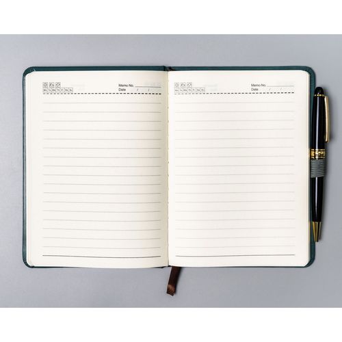 zielony notes w formacie b6 zadrukowany w linie, wyposażony w pętelkę na Arena.pl