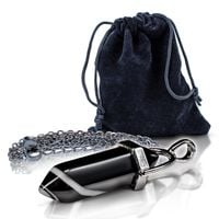 Czarny agat – zawieszka z łańcuszkiem w woreczku