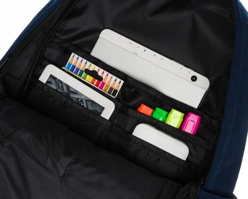 plecak szkolny w granatowym kolorze zawieszony na regulowanych szelkach na Arena.pl