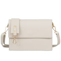 VERA PELLE torebka skórzana listonoszka z klapą i paskiem V606 kremowa