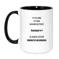 KUBEK "PYTASZ MNIE CZY MAM WAHANIA NASTROJU? NIGDY! JA ZAWSZE JESTEM RÓWNIUTKO WKURWIONA" Wzór - Duży Biało-Czarny 450 ml