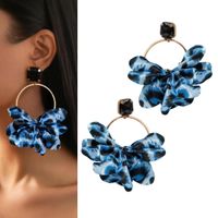 Złote kolczyki koła z SATYNOWYMI płatkami pantera efektowne na lato