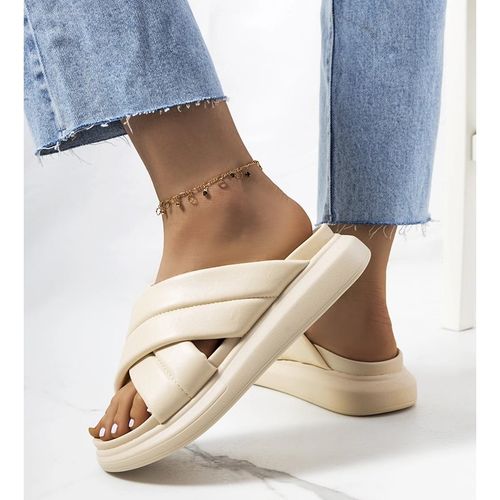 Beżowe klapki na platformie r.40 na Arena.pl