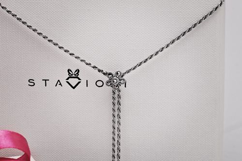 srebrny naszyjnik z kwiatkami i markazytami na Arena.pl