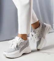 Szary sneakersy zdobione monogramem Lora 39