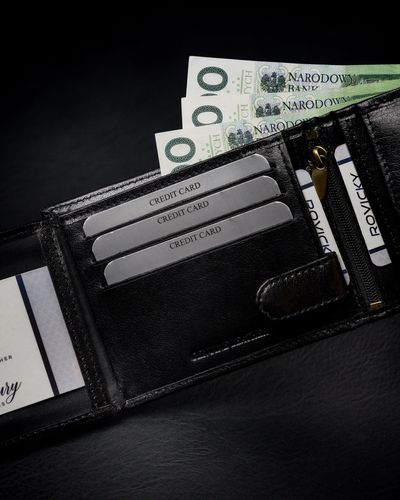 cienki portfel męski z naturalnej skóry licowej ze schowkiem na suwak na Arena.pl