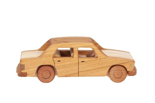 Duży model auta "Fiat 125p" na Arena.pl