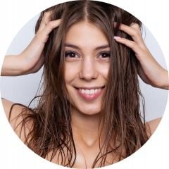 Na swędzącą skórę głowy Esencja- wcierka z olejem konopnym Wax Med na Arena.pl