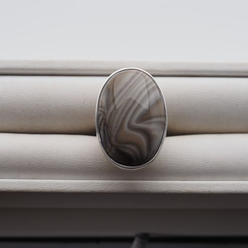 Pierścionek regulowany z owalnym Krzemieniem Pasiastym w srebrze na Arena.pl