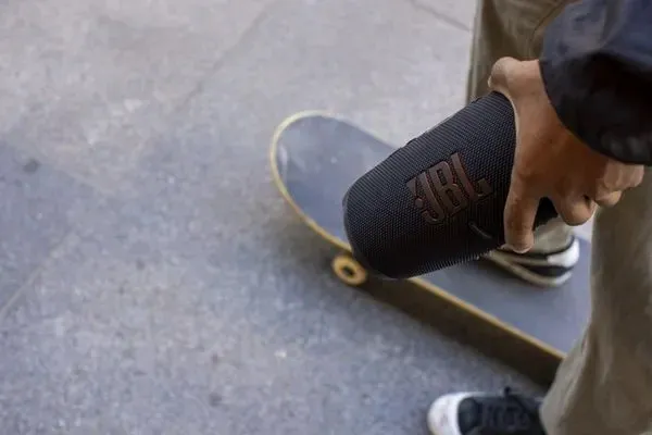 Głośnik przenośny JBL Charge 5 biały zdjęcie 6