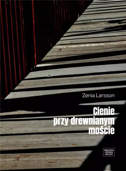 Cienie przy drewnianym moście zdjęcie 1