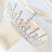 SREBRNA efektowna TIARA diadem korona ozdoba na włosy z kryształkami