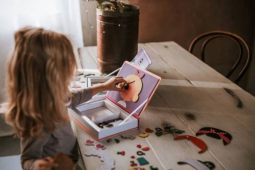 Magnetyczna Układanka Kostiumy Dziewczynka Magnetibook Janod 3+ + GRATIS na Arena.pl