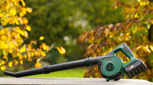 BOSCH DMUCHAWA DO LIŚCI UNIVERSAL LEAF BLOWER 18V-130 1x2,5Ah na Arena.pl