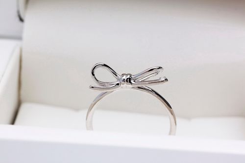 pierścionek - kokardka z białego złota z diamencikiem na Arena.pl