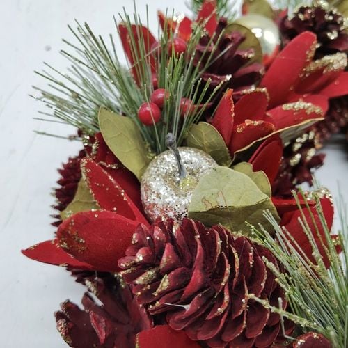 Ręcznie robiony wieniec 34 cm czerwono-złoty stroik świąteczny z szyszek na Arena.pl