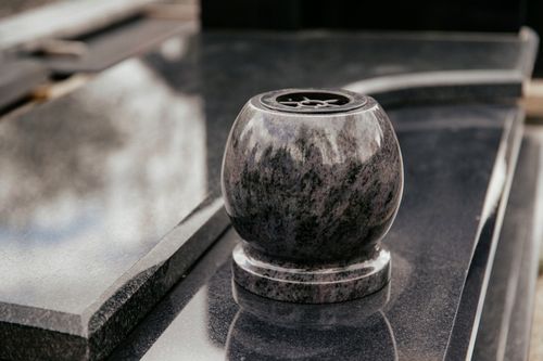 Ekskluzywny Wazon na Pomnik Wazon na Nagrobek Granitowy Fioletowy (Orion) na Arena.pl