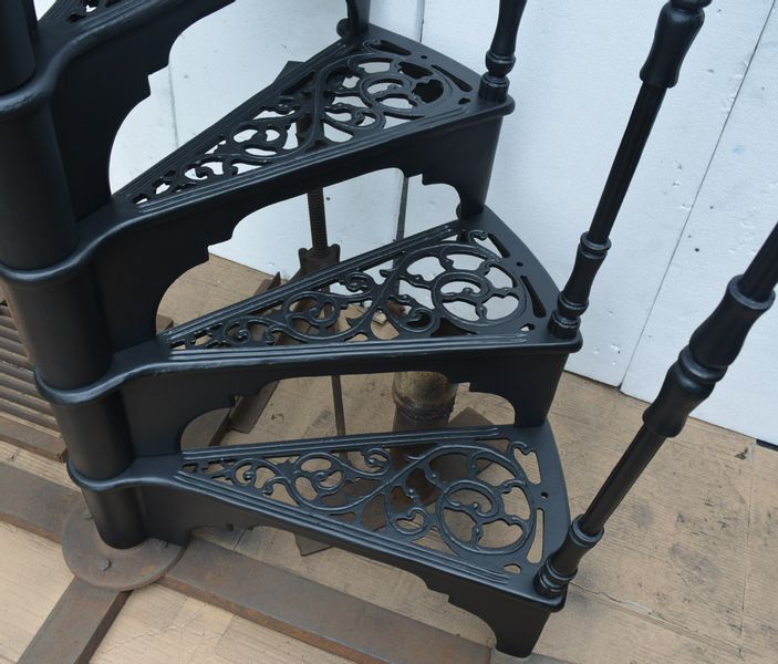 SCHODY KRĘCONE FI 1,36 M - WZÓR NR 2 - 1 TRALKA NA STOPNIU ŻELIWNE zdjęcie 3