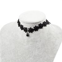 naszyjnik czarny choker kwiatuszki z przywieszką n283