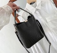 Torebka Damska Czarna na Ramię Elegancka Lakierowana Skóra Węża Ekologiczna