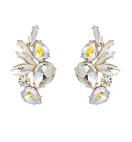 Złote kolczyki listki z cyrkoniami łezkami kryształki eleganckie przy uchu