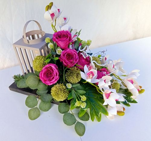 Stroik na grób z lampionem LED i orchideami białymi, elegancka dekoracja na Arena.pl