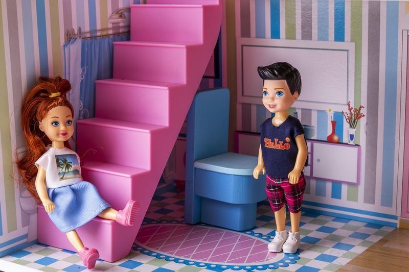 Śliczny drewniany domek dla lalek do wysokości ok. 18 cm zdjęcie 6