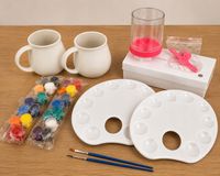 Zestaw do malowania kubków ceramicznych farbkami dla dzieci i dorosłych