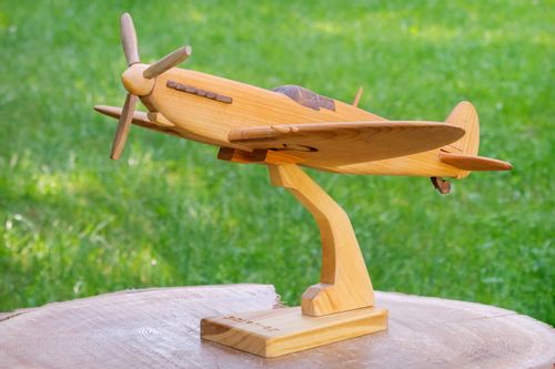 Duży model samolotu "Supermarine Spitfire" na Arena.pl