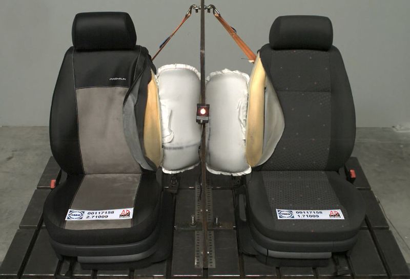 Uniwersalne pokrowce z alcantary SUPERIOR Czarne do Mazda Demio I II zdjęcie 5