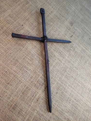 Stalowy kuty krzyż rustykalny z węzłem stalowym 30 cm na Arena.pl