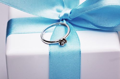 Złoty pierścionek PBD3748W - Diament na Arena.pl